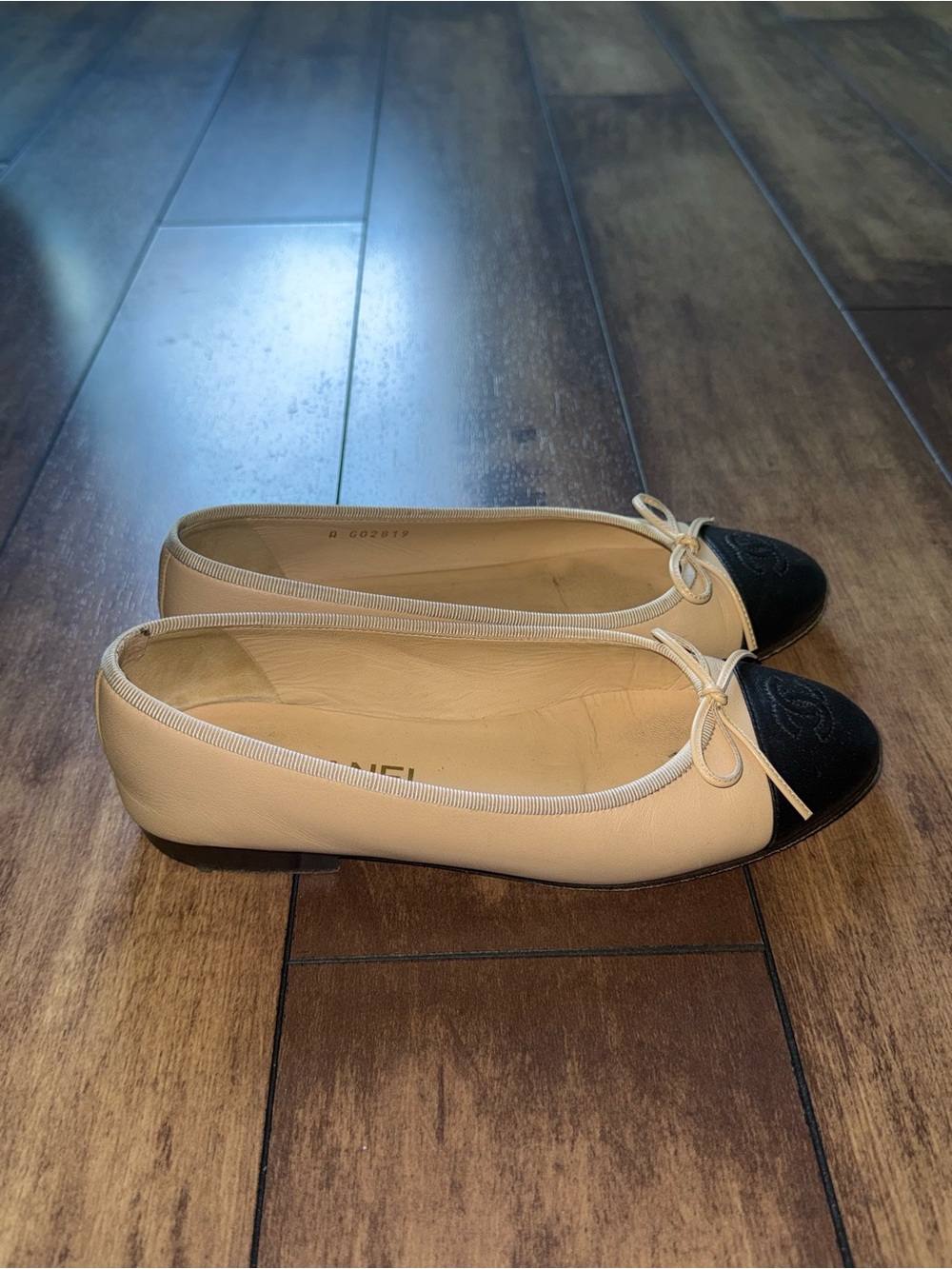 CHANEL Beige Leather Ballet Flats with Black Cap Toe - Picture 3 of 4